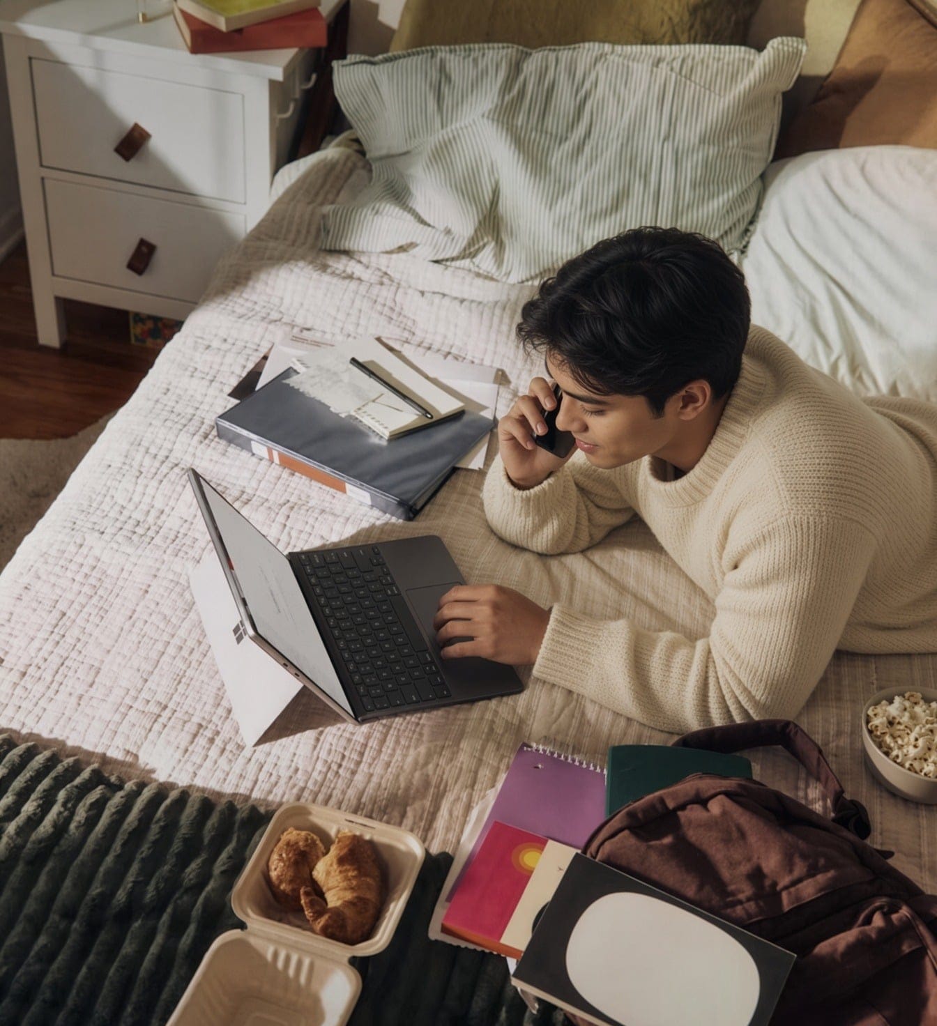 Freelancer en LatAm trabajando desde casa mientras gestiona pagos internacionales